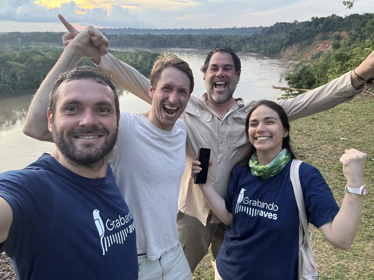 Personas grabando aves durante el Grabatón